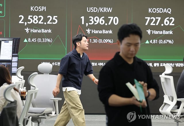 This photo shows a dealing room of Hana Bank in downtown Seoul on May 8, 2025. (Yonhap)