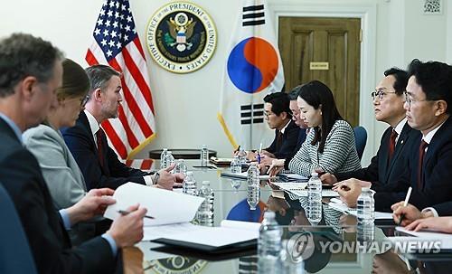 South Korean Trade Minister Cheong In-kyo (2nd from R) and U.S. Trade Representative Jamieson Greer (3rd from L) hold a meeting on the U.S.' new tariff policies and other trade issues in Washington on April 8, 2025, in this photo released by South Korea's Ministry of Trade, Industry and Energy the next day. (PHOTO NOT FOR SALE) (Yonhap)