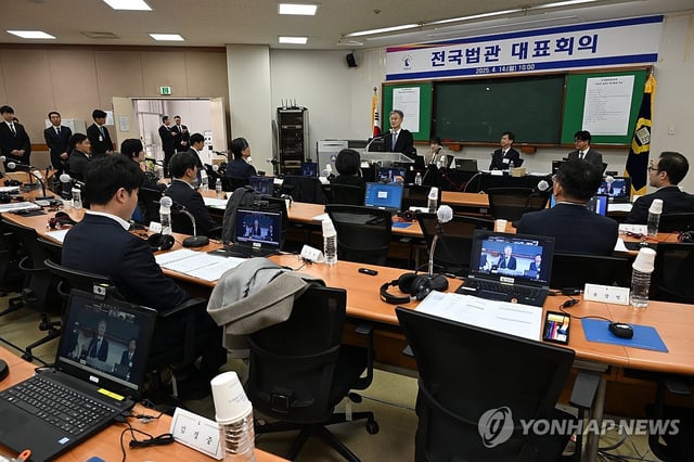 Supreme Court chief justice Cho Hee-dae (at podium) addresses a meeting of delegates from a national association of judges at the Judicial Research and Training Institute in Goyang, north of Seoul, on April 14, 2025, in this file photo provided by the association. (PHOTO NOT FOR SALE) (Yonhap)