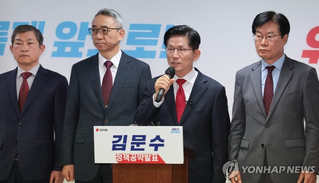 Kim Moon-soo (2nd from R), presidential candidate of the conservative People Power Party, speaks at his campaign office in Seoul on May 9, 2025, to announce his election pledges ahead of the June 3 presidential election. (Yonhap)