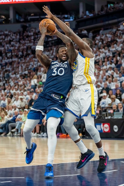 Julius Randle drives to the basket against Draymond Green during Game 2. Randle finished with 24 points.