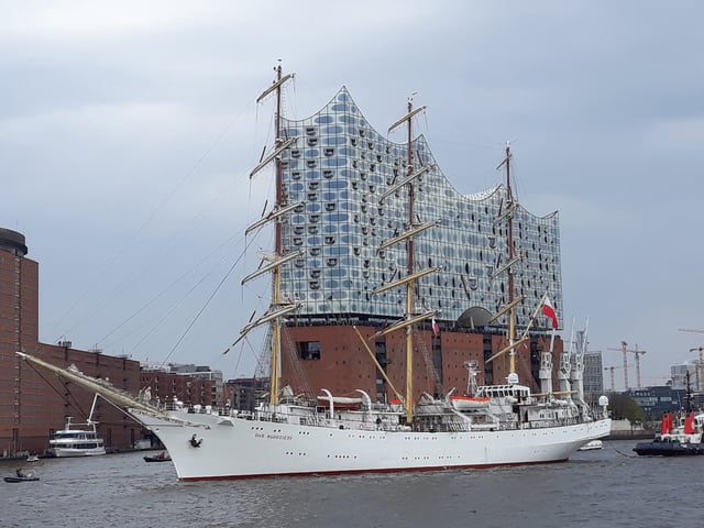 Das polnische Segelschulschiff „Dar Młodzieży“ vor der Elbphilharmonie.