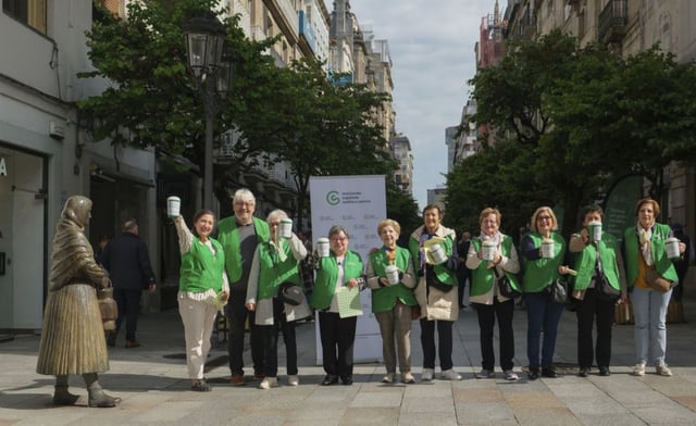 Los voluntarios de la mesa de la Calle del Paseo. |  Roi Cruz