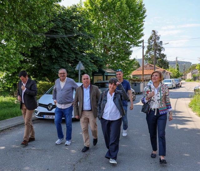 Los diputados y concejales, ayer, en la calle Fontecarmoa. |  I.Abella