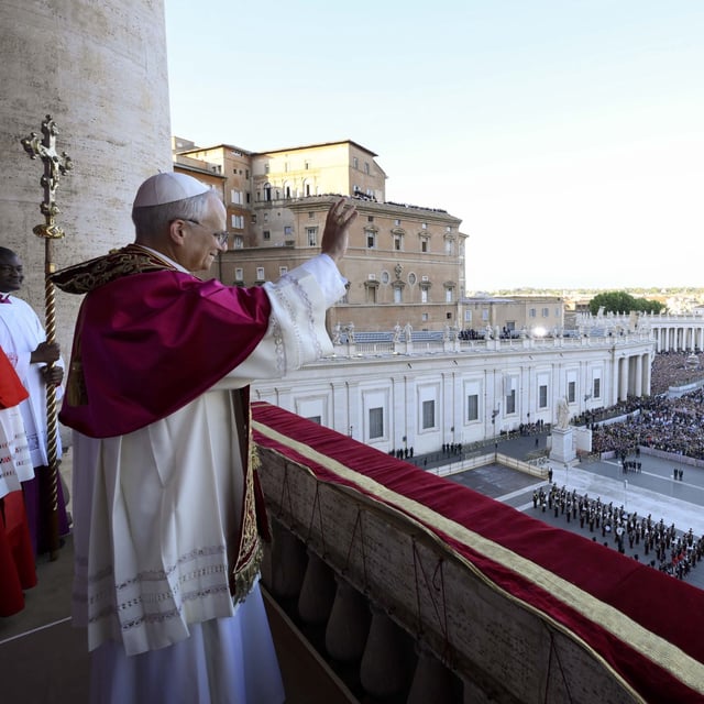 Der neu gewählte Papst Leo XIV. steht nach dem Konklave auf dem Balkon des Petersdoms