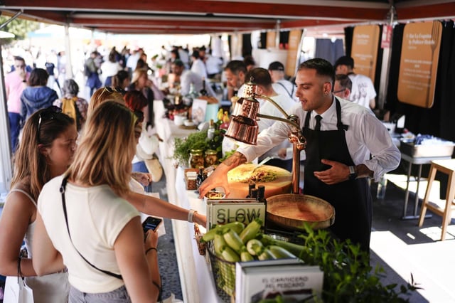 Ambiente en el Tast a la Rambla en su inauguración este jueves a mediodía.