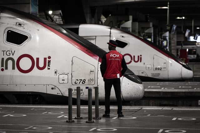 Malgré 60 % de grévistes parmi les chefs de bord TGV vendredi 9 mai 2025, la SNCF prévoit de faire circuler plus de neuf trains sur dix. Elle promet une solution de remplacement gratuite le jour même pour les voyageurs concernés.
