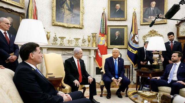 Ron Dermer (L foreground) with Netanyahu, Trump and Vance in the Oval Office. Photo: Photo: Anna Moneymaker/Getty Images