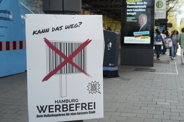 Vorn ein Plakat der Initiative „Hamburg Werbefrei“, hinten die Gegenkampagne des „Fachverbands für Außenwerbung“.