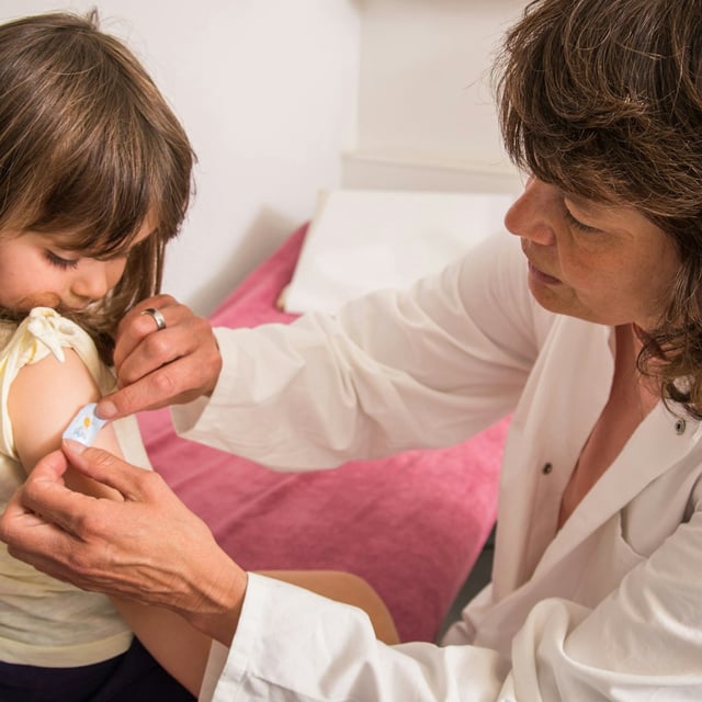 Auch Kinder brauchen schon eine Auffrischung der Diphtherie-Impfung.