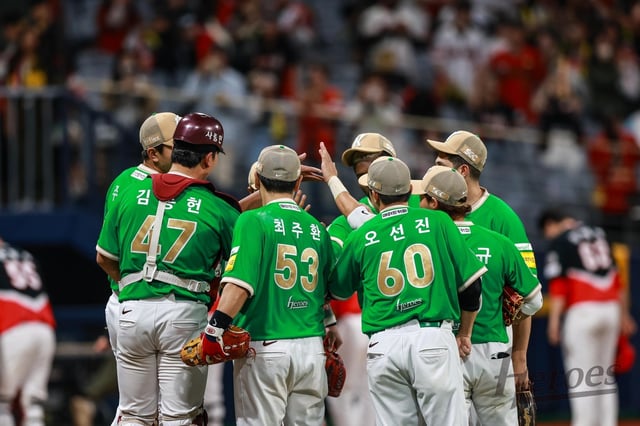Kiwoom Heroes players celebrate their 11-10 win over the Kia Tigers in a Korea Baseball Organization regular-season game at Gocheok Sky Dome in Seoul on May 7, 2025, in this photo provided by the Heroes. (PHOTO NOT FOR SALE) (Yonhap)