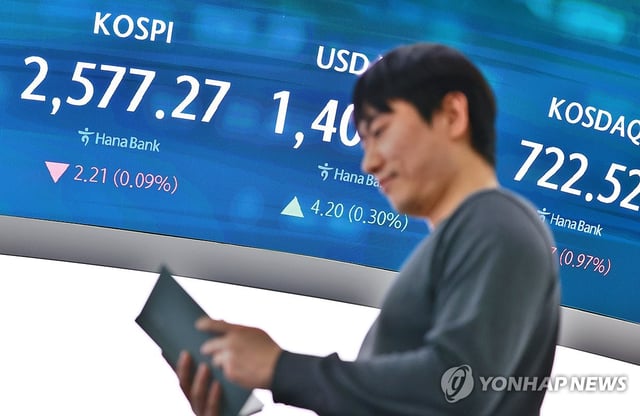 This photo shows a dealing room of Hana Bank in downtown Seoul on May 9, 2025. (Yonhap)