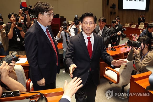 Kim Moon-soo (R), presidential candidate of the conservative People Power Party (PPP), walks out of a general meeting of PPP lawmakers at the National Assembly on May 9, 2025, after the PPP leadership pressures him to merge his candidacy with former Prime Minister Han Duck-soo. (Yonhap)