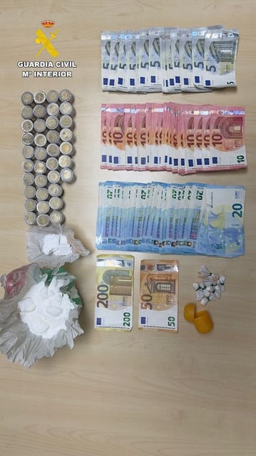 Parte de las sustancias y el dinero incautado en el bar de Xeraco