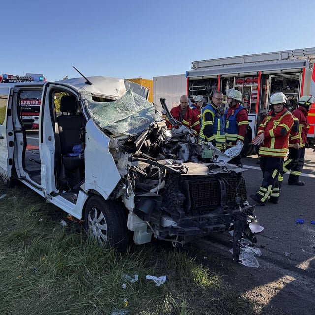 Kleintransporter von Lkw auf A9 im Kreis Hof mitgeschleift