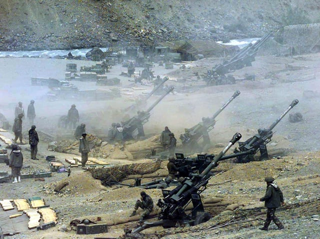 Eine Batterie von Artilleriegeschützen der indischen Armee feuert am 1. Juni 1999 auf die Stellungen islamischer Guerillas im Dras-Sektor von Kaschmir. (Archivbild)
