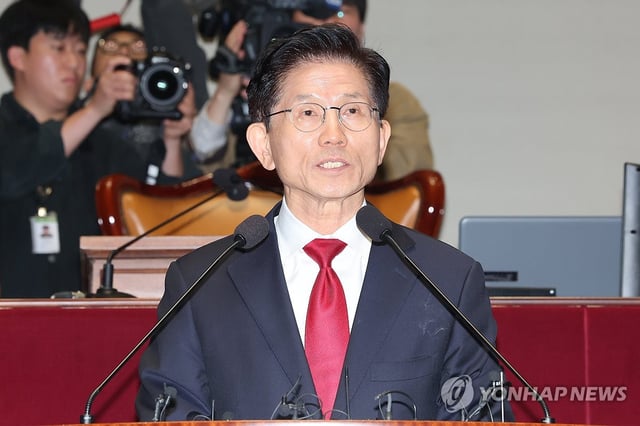 Kim Moon-soo, the presidential candidate of the People Power Party, addresses a general meeting of party lawmakers at the National Assembly in Seoul on May 9, 2025. (Yonhap)