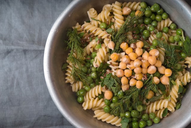 Ensalada de pasta con guisantes y garbanzos.