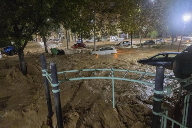 Coches arrastrados por el agua del barranco del Poyo desbordado en el Parque Villa Amparo de Paiporta, el 29-O.