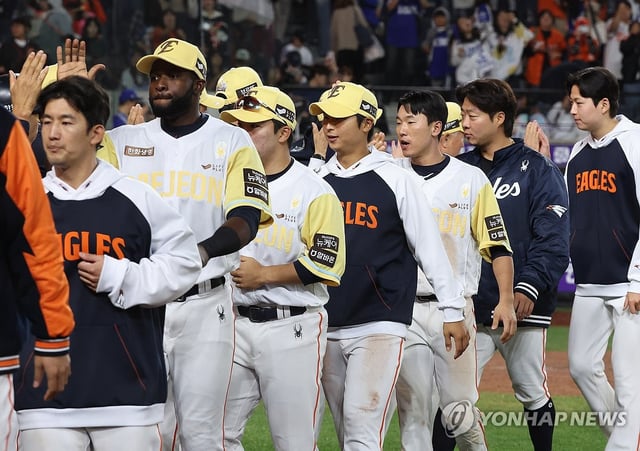 Hanwha Eagles players celebrate their 10-6 win over the Samsung Lions in a Korea Baseball Organization regular-season game at Daejeon Hanwha Life Ballpark in Daejeon, some 140 kilometers south of Seoul, on May 7, 2025. (Yonhap)
