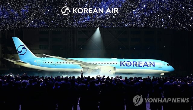 A Boeing 787-10 aircraft of Korean Air Lines Co., South Korea's flagship air carrier, bears the airline's new aircraft livery, or the exterior insignia for planes, during a publicity event at its hangar in Seoul in this March 11, 2025, file photo. (Pool photo) (Yonhap)