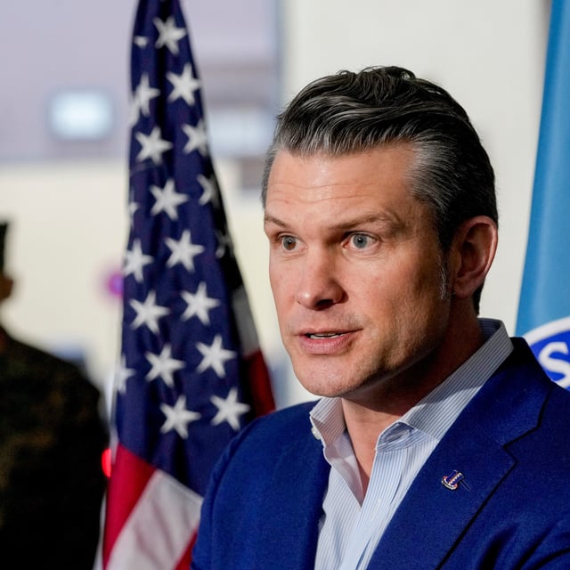 US-Verteidigungsminister Pete Hegseth spricht zu Journalisten während seines Besuchs im Hauptquartier des U.S. European Command und Africa Command im Africa Command in den Kelly Barracks in Stuttgart. Foto: Michael Probst/AP/dpa +++ dpa-Bildfunk +++