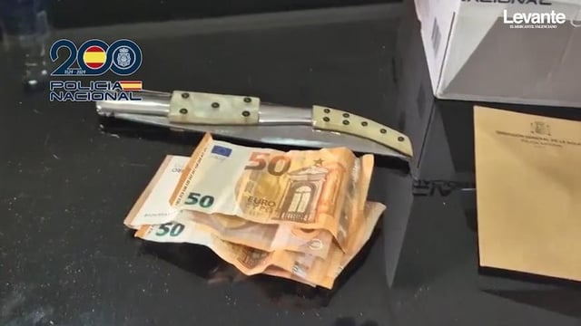 Agentes de Homicidios y de Científica confiscaron las armas blancas durante los registros en dos domicilios de los sospechosos, en Sedaví y en Natzaret