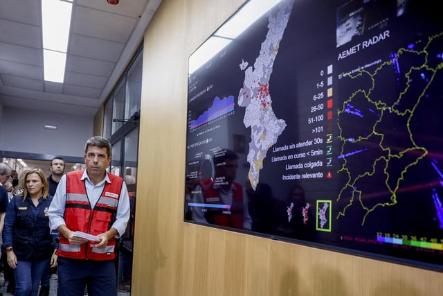 Carlos Mazón y Pilar Bernabé, el 30 de octubre, junto a las pantallas del centro de emergencias que muestran las llamadas al 112.