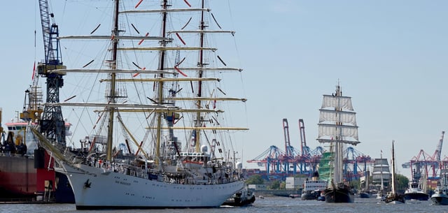 Das polnische Segelschiff „Dar Mlodziezy“ fährt bei der Einlaufparade zur Eröffnung des 836. Hamburger Hafengeburtstags über die Elbe