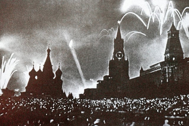 Le 24 juin 1945 sur la place Rouge à Moscou.  
