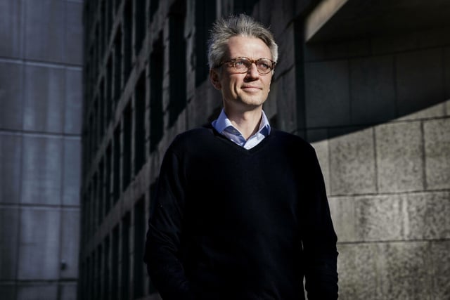 Ein Mann mit Brille vor einem Gebäude: Tonias Thyberg