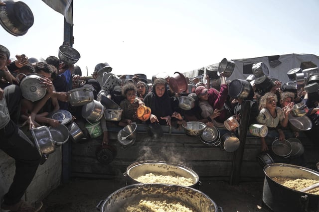 Des Palestiniens luttent pour obtenir des dons de nourriture dans une cuisine communautaire à Khan Younès, dans le sud de la bande de Gaza, ce vendredi 9 mai.