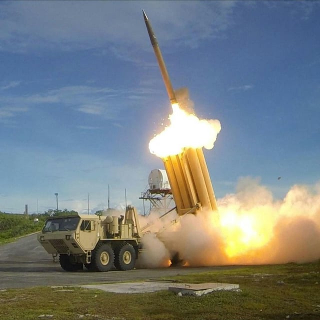 HANDOUT - Die undatierte Aufnahme zeigt ein US-Raketenabwehrsystem THAAD (Terminal High Altitude Area Defense) beim Abfeuern von Raketen.