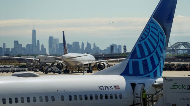 Flugzeuge am Flughafen in Newark (USA), im Hintergrund ist die Skyline von New York City zu sehen.