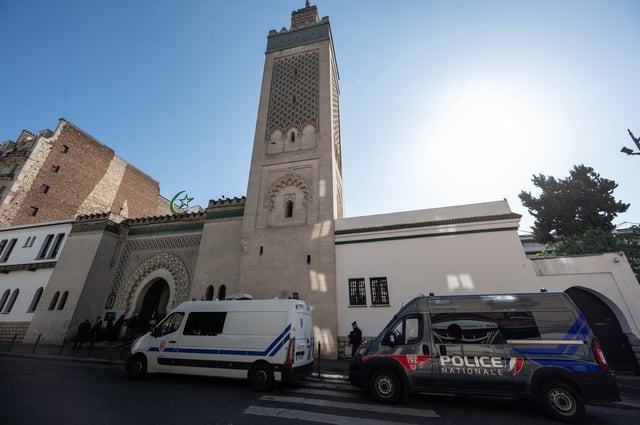 Devant une mosquée où a eu lieu une cérémonie en mémoire d’Aboubakar Cissé, dans le Gard.