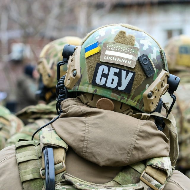 Einsatzkräfte des ukrainischen Inlandsgeheimdienstes SBU beziehen Stellung.