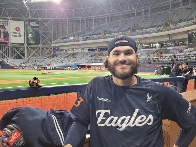 Hanwha Eagles pitcher Cody Ponce poses for a picture before a media scrum at Gocheok Sky Dome in Seoul on May 9, 2025. (Yonhap)