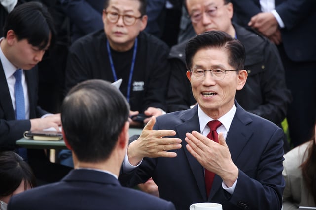 Kim Moon-soo, presidential candidate for South Korea's conservative People Power Party, talks with former Prime Minister Han Duck-soo during a meeting to discuss unifying candidacy in Seoul, South Korea, May 8, 2025.  REUTERS/Kim Hong-Ji