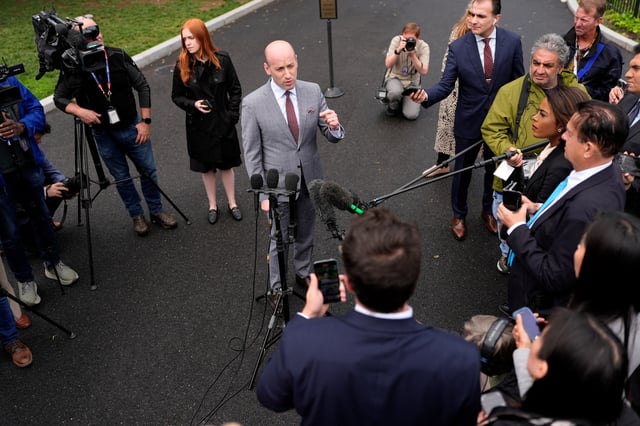 Le chef de cabinet adjoint de la Maison-Blanche, Stephen Miller, s’adresse aux journalistes devant la Maison-Blanche, le 9 mai 2025.