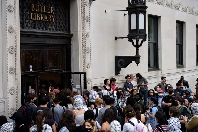 Pro-Palestinian protesters take part in a demonstration at Butler Library on the Columbia University campus in New York, U.S., May 7, 2025. REUTERS/Dana Edwards/File Photo