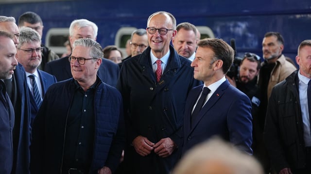 Bundeskanzler Friedrich Merz (Mitte) steht mit dem französischen Präsidenten Emmanuel Macron (re.) und dem britischen Premier Keir Starmer (li.). 