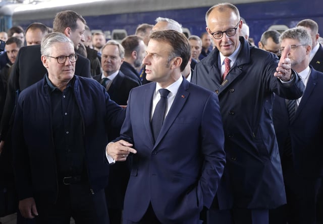 El presidente francés, Emmanuel Macron, el primer ministro británico, Keir Starmer, y el canciller alemán, Friedrich Merz, llegan a la estación de tren de Kiev, Ucrania.
