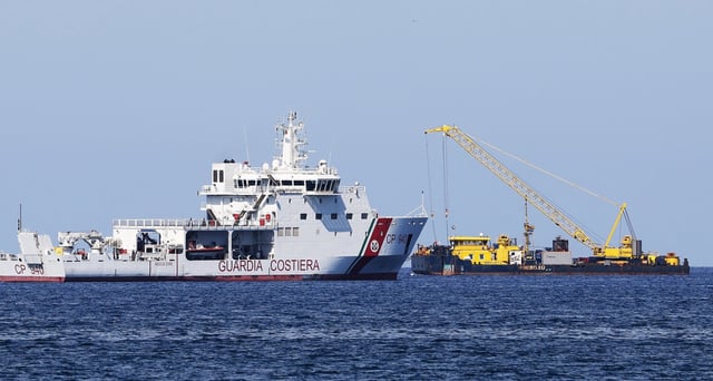 Der Lastkahn Hebo Lift 2 (r.) am Ort des Schiffbruchs der Superjacht Bayesian. Ein Boot der Küstenwache verhindert, dass sich Neugierige annähern können.