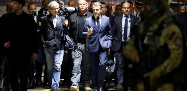Le président français Emmanuel Macron se prépare à monter à bord d'un train en direction de l'Ukraine à Przemysl en Pologne, le 9 mai 2025
