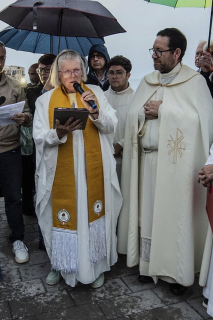 Deacon of the Church of England, Carrie Pemberton Ford, center, speaks, Sunday, May 4, 2025, after attending a Mass celebrated by Catholic priest, father Lorenzo Buscemi, second from right, in the Sicilian village of Porticello, southern Italy, for the victims of the British superyacht Bayesian which sank off Porticello, on Aug. 19, 2024. (AP Photo/Salvatore Cavalli)