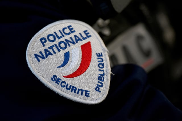 Deux policiers ont été très légèrement blessés.