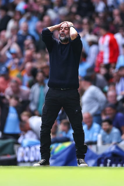 Was für eien Saison! City-Trainer Pep Guardiola fasst sich an den Kopf.