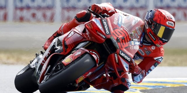 Le Mans ha un solo padrone: Marquez spietato, Bagnaia cade!
