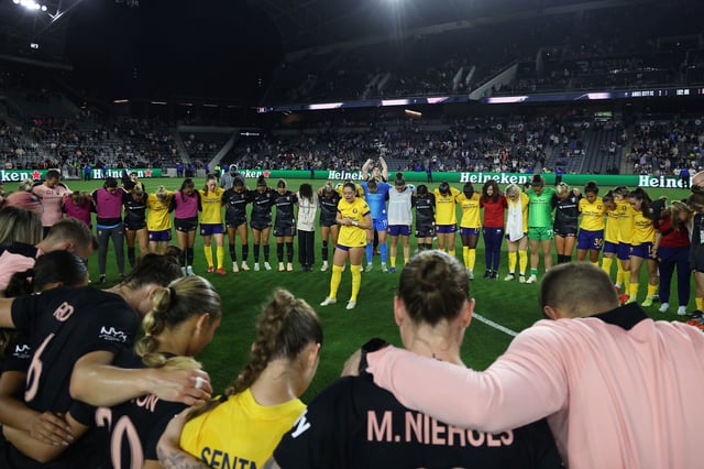 Alex Loera led both sets of players in a prayer for Savy King, her former teammate at Bay FC, following the final whistle.