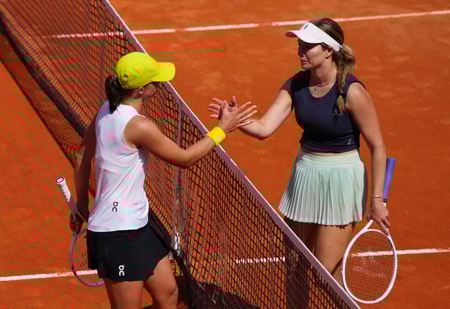 Tennis - Italian Open - Foro Italico, Rome, Italy - May 10, 2025 Danielle Collins of the U.S. shakes hands with Poland's Iga Swiatek after winning her round of 32 match REUTERS/Aleksandra Szmigiel